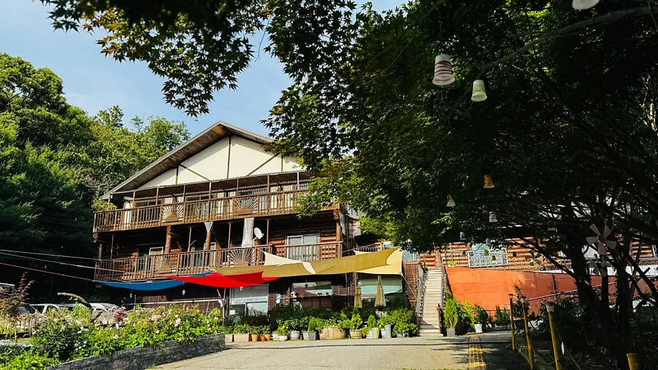 숲 속에 자리한 향기로운집 본관 전경
